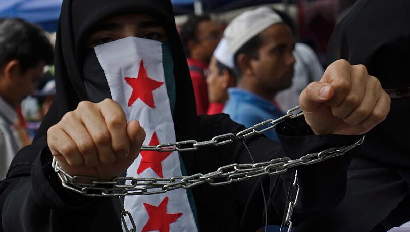 Nach Angaben von Regimegegnern hat die syrische Armee am
Donnerstag das seit Wochen belagerte Viertel Baba Amro erstürmt. Die
Oppositionskräfte sollen sich vorher zurückgezogen haben. Nach Angaben von Regimegegnern hat die syrische Armee am
Donnerstag das seit Wochen belagerte Viertel Baba Amro erstürmt. Die
Oppositionskräfte sollen sich vorher zurückgezogen haben.
