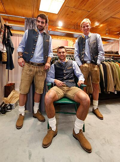 Die Neu-Löwen werden fit für die Wiesn gemacht und bekommen Lederhosen bei Lodenfrey verpasst. Die AZ war bei den Anprobe dabei. Die Bilder
