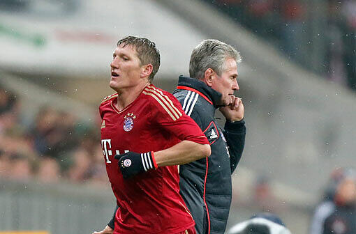 Bayern-Trainer Jupp Heynckes beordert Bastian Schweinsteiger vom Spielfeld.