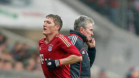 Bayern-Trainer Jupp Heynckes beordert Bastian Schweinsteiger vom Spielfeld.