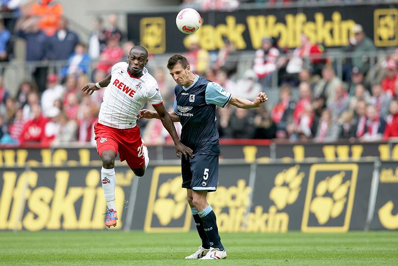 Kölns Anthony Ujah (l) und Münchens Guillermo Vallori versuchen an den Ball zu kommen.