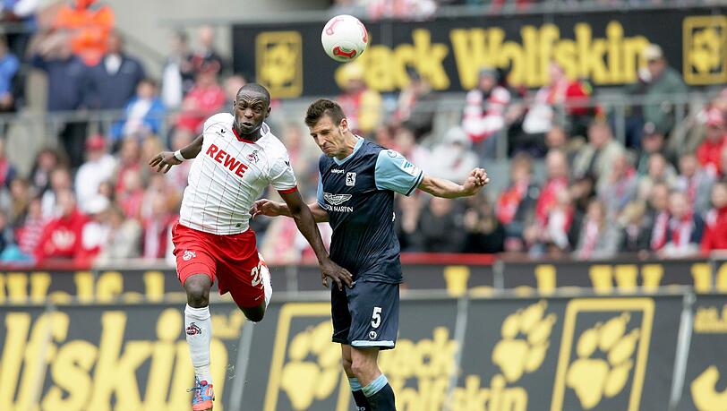 Kölns Anthony Ujah (l) und Münchens Guillermo Vallori versuchen an den Ball zu kommen. Kölns Anthony Ujah (l) und Münchens Guillermo Vallori versuchen an den Ball zu kommen.