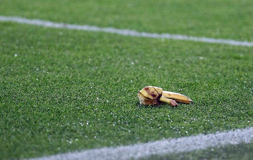 In der Halbzeit fliegen die ersten Bananen in Richtung Mario Götze!