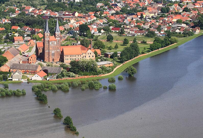 Aktuelle Flutbilder: Vor allem in Norddeutschland bleibt die Lage angespannt.