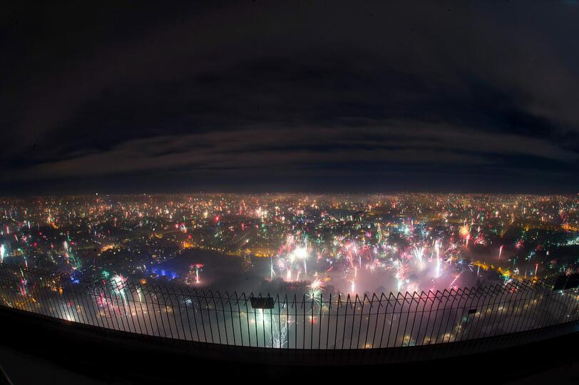 Tolle Fotos: So sah der Feuerwerk-Regen über München vom Olympiaturm betrachtet aus.