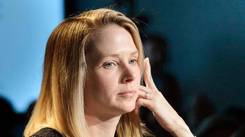 Marissa Mayer hatte seit Sommer 2012 versucht, die Talfahrt von Yahoo zu stoppen, konnte aber trotz hoher Investitionen in Medieninhalte und teurer Zukäufe den Schrumpfkurs nicht umkehren.