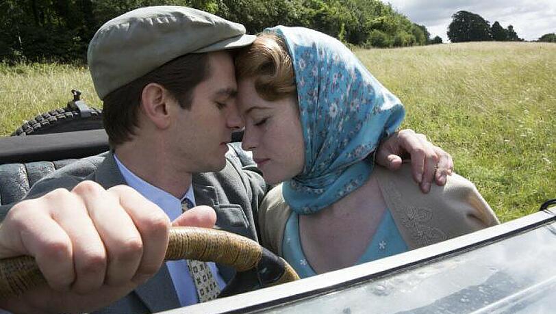 Als Robin Cavendish (Andrew Garfield) Diana (Claire Foy) zum ersten Mal sieht, verliebt er sich sofort in sie.