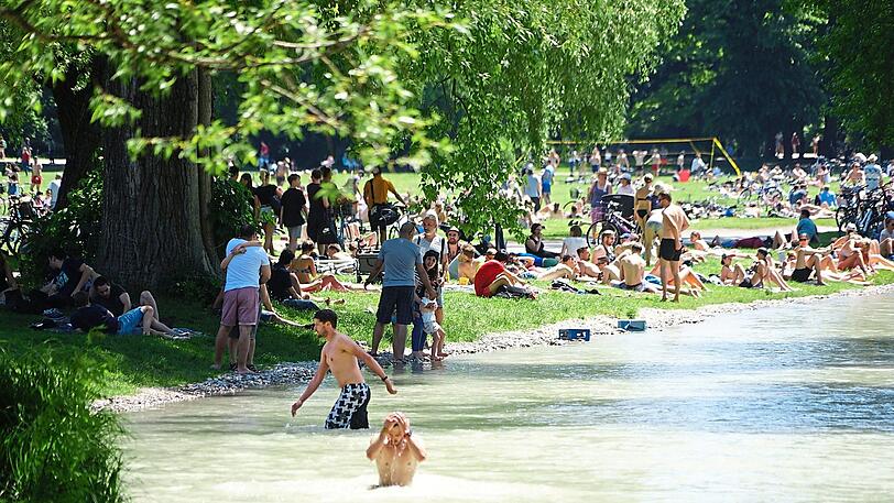 Wer heute draußen ist, sollte sich gut vor der Sonne schützen. (Archivbild)
