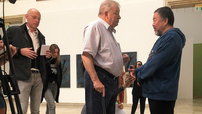 Der chinesische Künstler Ai Weiwei (rechts) spricht im Haus der Kunst mit Bernhard Spies, Geschäftsführer des Museums, über die Auslagerung Beschäftigter. Der chinesische Künstler Ai Weiwei (rechts) spricht im Haus der Kunst mit Bernhard Spies, Geschäftsführer des Museums, über die Auslagerung Beschäftigter.