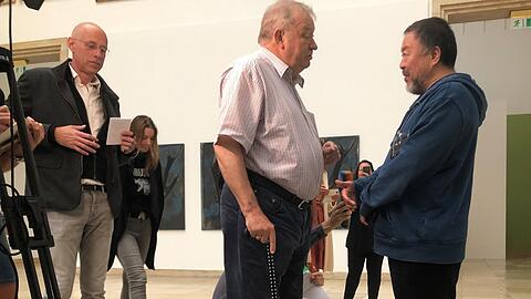 Der chinesische Künstler Ai Weiwei (rechts) spricht im Haus der Kunst mit Bernhard Spies, Geschäftsführer des Museums, über die Auslagerung Beschäftigter.