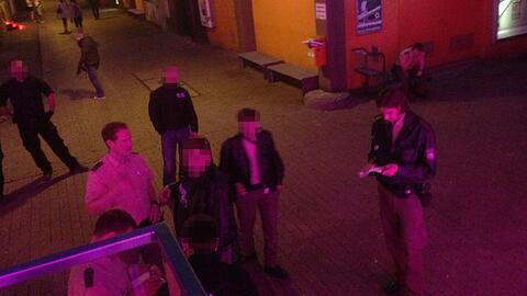 Einsatz im Feier-Viertel: Polizisten befragen am frühen Mittwochmorgen Männer vor dem &bdquo;Willenlos&ldquo; in der Kultfabrik - dabei werden die Männer auch vorsorglich fotografiert.