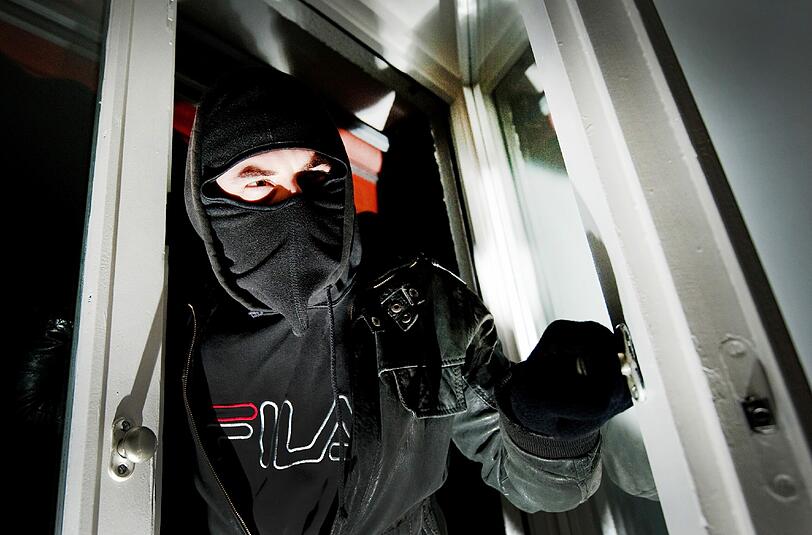 Der Einbrecher erbeutete vor allem teure Markenkleidung.