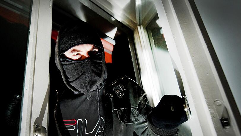 Der Einbrecher erbeutete vor allem teure Markenkleidung. Der Einbrecher erbeutete vor allem teure Markenkleidung.