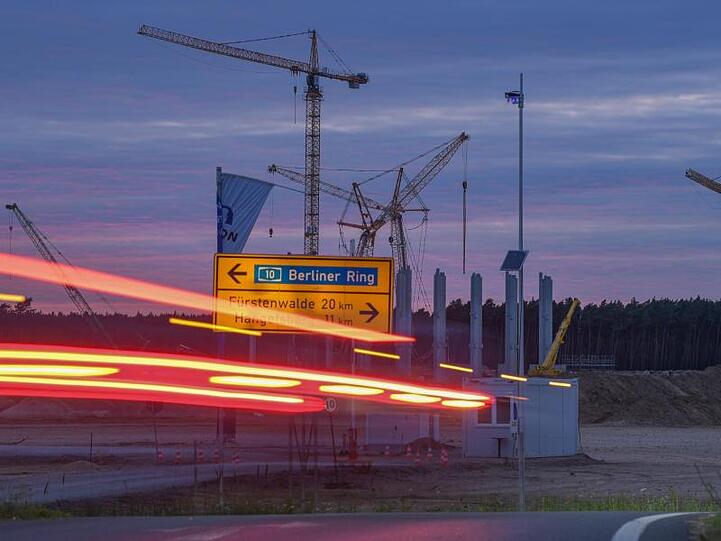In Grünheide bei Berlin sollen ab Juli 2021 maximal 500.000 Fahrzeuge pro Jahr vom Band rollen - dabei soll nach den Plänen des Autobauers so schnell wie möglich das Maximum erreicht werden.