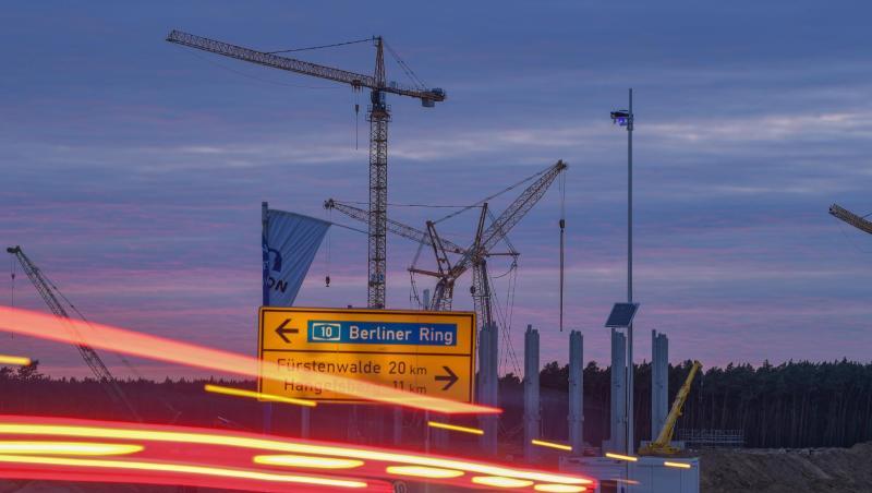 In Grünheide bei Berlin sollen ab Juli 2021 maximal 500.000 Fahrzeuge pro Jahr vom Band rollen - dabei soll nach den Plänen des Autobauers so schnell wie möglich das Maximum erreicht werden. In Grünheide bei Berlin sollen ab Juli 2021 maximal 500.000 Fahrzeuge pro Jahr vom Band rollen - dabei soll nach den Plänen des Autobauers so schnell wie möglich das Maximum erreicht werden.