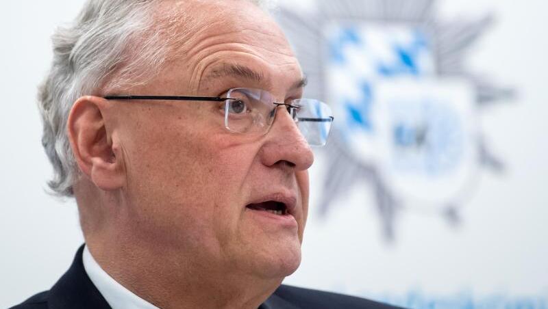 Joachim Herrmann (CSU), Innenminister von Bayern, nimmt im bayerischen Landeskriminalamt an einer Pressekonferenz teil. Joachim Herrmann (CSU), Innenminister von Bayern, nimmt im bayerischen Landeskriminalamt an einer Pressekonferenz teil.