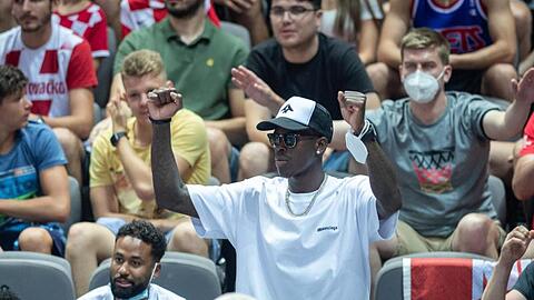 Unterstützte von der Tribüne: Deutschlands NBA-Star Dennis Schröder.