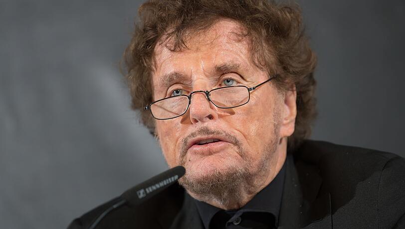 Der Regisseur und damalige Festspiel-Intendant Dieter Wedel spricht in Bad Hersfeld.
