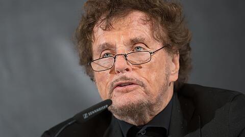 Der Regisseur und damalige Festspiel-Intendant Dieter Wedel spricht in Bad Hersfeld.