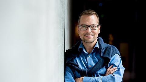 AZ-interviewmit Carsten GerhardDer 46-Jährige ist Intendant und Kulturmanager. Als zertifizierter "Green Consultant" ("grüner Berater") begleitet er Kulturbetriebe wie das Staatliche Museum Ägyptischer Kunst dabei, grüner zu werden.
