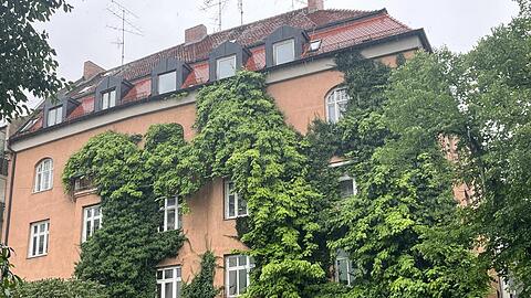 Das Eckhaus in der Agnesstraße wurde am Montag vom Verwaltungsgericht in Augenschein genommen.