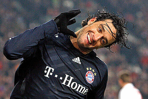 Wer hat an der Uhr gedreht? ist es wirklich schon zu spät - für die Konkurrenz? Luca Toni trifft und trifft, Bayern holt das Double. Oder etwa nicht?