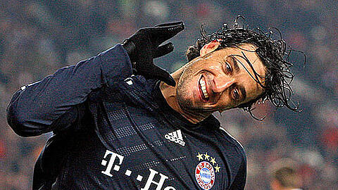 Wer hat an der Uhr gedreht? ist es wirklich schon zu spät - für die Konkurrenz? Luca Toni trifft und trifft, Bayern holt das Double. Oder etwa nicht?