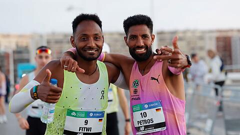 Amanal Petros (r) nahm Samuel Fitwi (l) den deutschen Marathon-Rekord wieder ab.