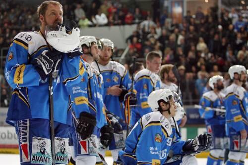 Enttäuschung pur über die Vizemeisterschaftt: Die Stars des EHC München um Rekordspieler Mario Jann.