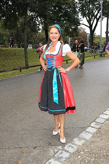 Promis präsentieren ihre Trachten auf der Wiesn 2012