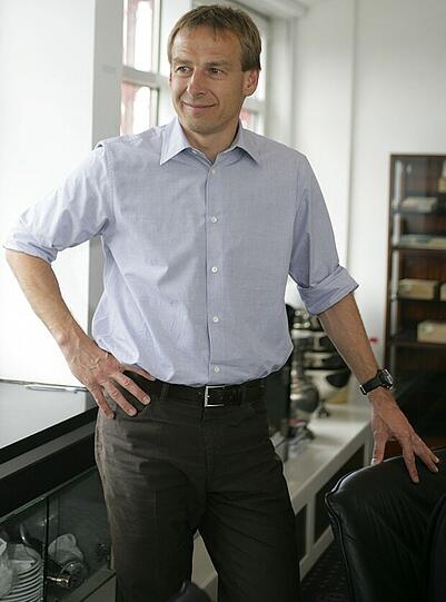 JÜRGEN KLINSMANN (43), vom 1. Juli 2008 bis 27. April 2009. Titel: keine. Bilanz: Der Sommermärchenonkel von 2006 war die größte Revolution. Der vermeintliche Heilsbringer ließ die Säbener Straße umbauen (die Buddhas!), das Problem war das Coaching. Ein Fiasko.