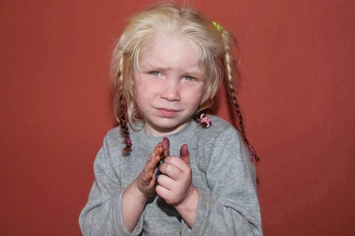 Die etwa vierjährige Maria wurde in einem Lager entdeckt.