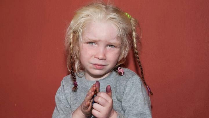 Die etwa vierjährige Maria wurde in einem Lager entdeckt. Die etwa vierjährige Maria wurde in einem Lager entdeckt.