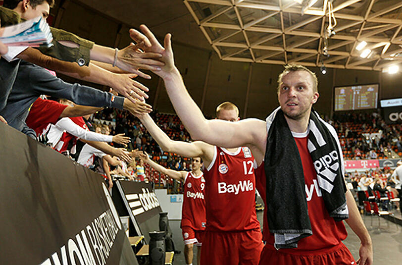 Abklatschen mit den Fans: Savanovic nach dem Sieg.