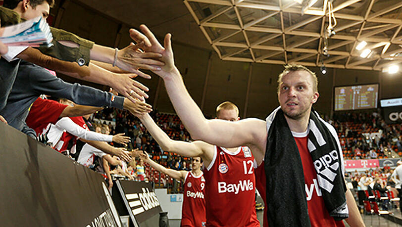 Abklatschen mit den Fans: Savanovic nach dem Sieg. Abklatschen mit den Fans: Savanovic nach dem Sieg.