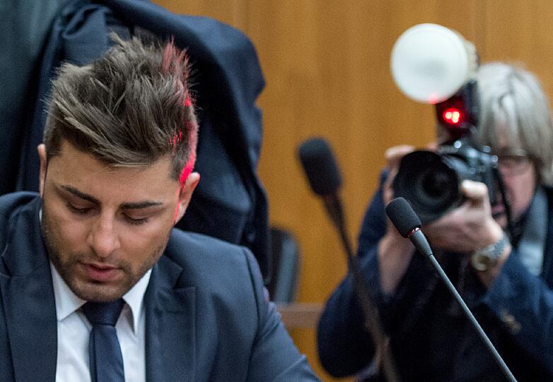 "DSDS"-Sieger Severino sitzt im Frankfurter Landgericht auf der Anklagebank. Der Sänger ist wegen Betrugs angeklagt.