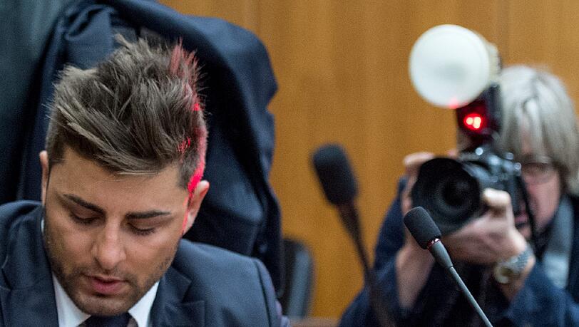 "DSDS"-Sieger Severino sitzt im Frankfurter Landgericht auf der Anklagebank. Der Sänger ist wegen Betrugs angeklagt. "DSDS"-Sieger Severino sitzt im Frankfurter Landgericht auf der Anklagebank. Der Sänger ist wegen Betrugs angeklagt.