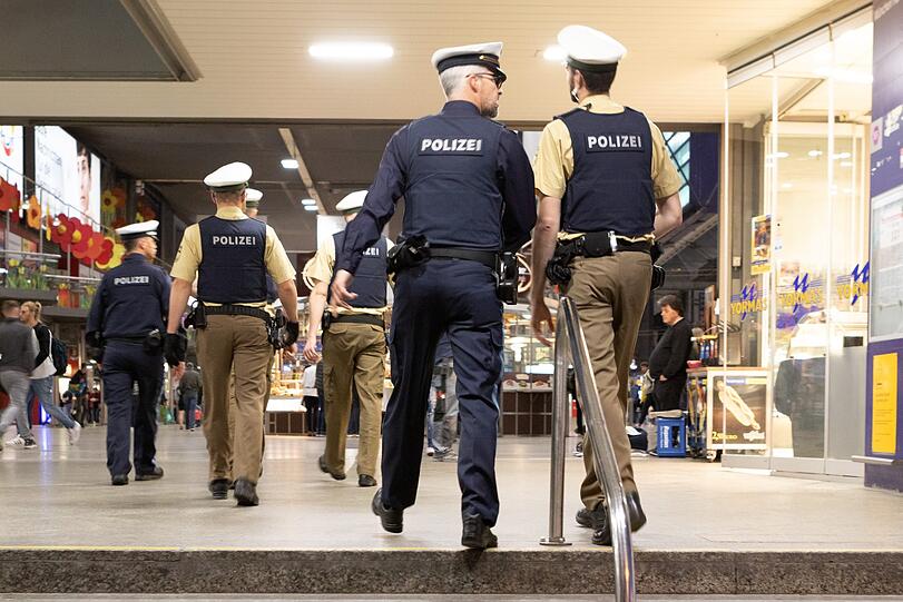 Die Bilder von den Vorbereitungen: Ab 20 Uhr begann die Polizei damit, den Bahnhof abzuriegeln.