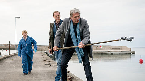 "Der Kommissar und das Meer: Der wilde Jack": Hat Robert Anders (Walter Sittler, r.) die Tatwaffe gefunden?