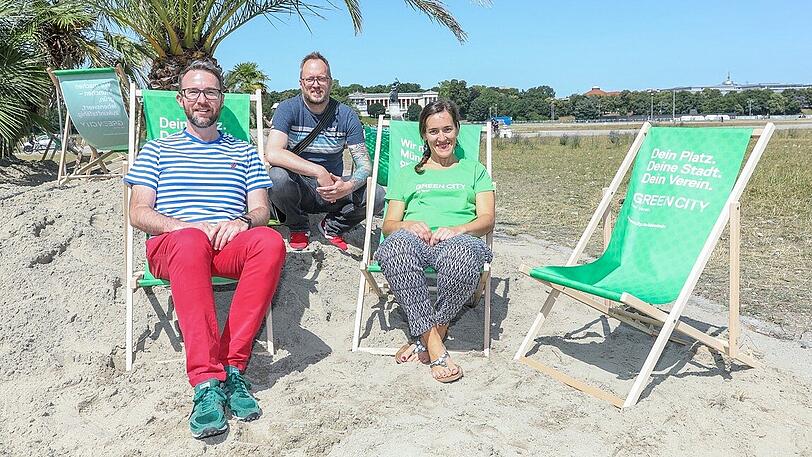 Benoît Blaser (links), Arne Brach und Silvia Gonzalez im Palmengarten.