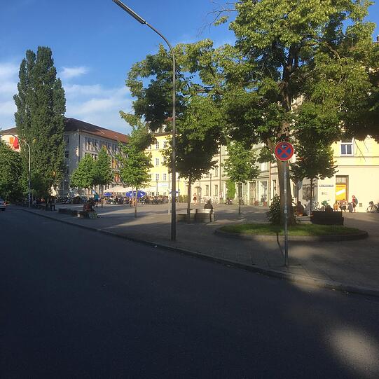 Am Hans-Mielich-Platz in Giesing ist es am frühen Abend relativ ruhig.