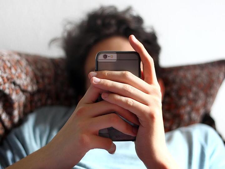 Kinder und Jugendliche sind im Internet vielen Gefahren sexueller Gewalt ausgesetzt.