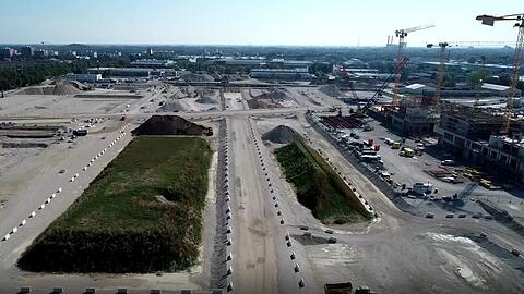 Rechts wird schon der neue Schulcampus gebaut.