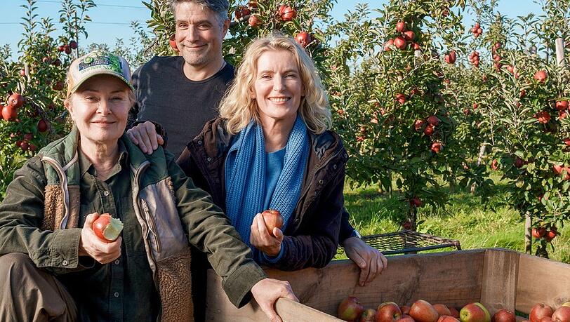 Maria Furtwängler bei den Dreharbeiten zum "Tatort: Königin" mit Regisseur Johannes Naber und Lina Wendel (l.).