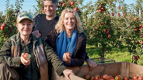 Maria Furtwängler bei den Dreharbeiten zum "Tatort: Königin" mit Regisseur Johannes Naber und Lina Wendel (l.).