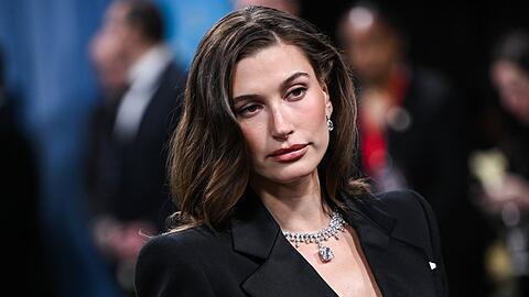 Hailey Bieber hat im Jahr 2024 ihren Sohn Jack Blues zur Welt gebracht.