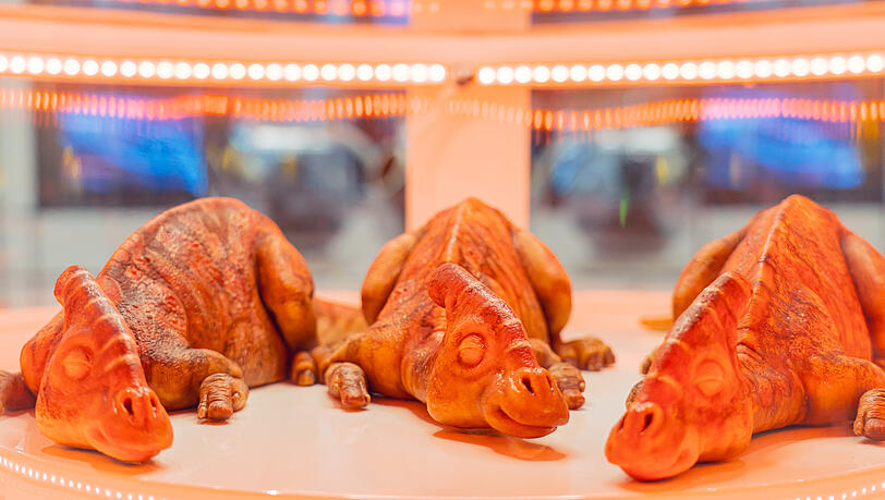 Sehen Sie die neuen Parasaurolophus-Babys des Parks an, die von Genetikerinnen und Genetikern erschaffen wurden.