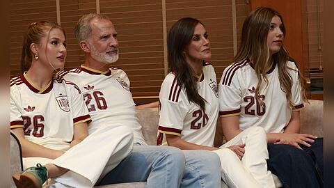 Leonor, Felipe, Letizia und Sofía verfolgten das Halbfinale von der Couch aus. Leonor, Felipe, Letizia und Sofía verfolgten das Halbfinale von der Couch aus.