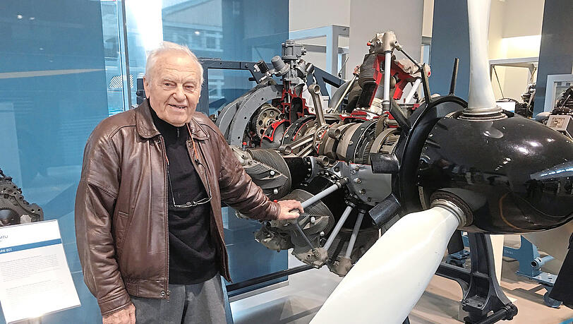 Im Dienst des Bombenkriegs: Nick Hoppe sieht im MTU-Museum den Flug-Motor BMW 801 wieder, an dem er im Bunker mitschrauben musste. Im Dienst des Bombenkriegs: Nick Hoppe sieht im MTU-Museum den Flug-Motor BMW 801 wieder, an dem er im Bunker mitschrauben musste.