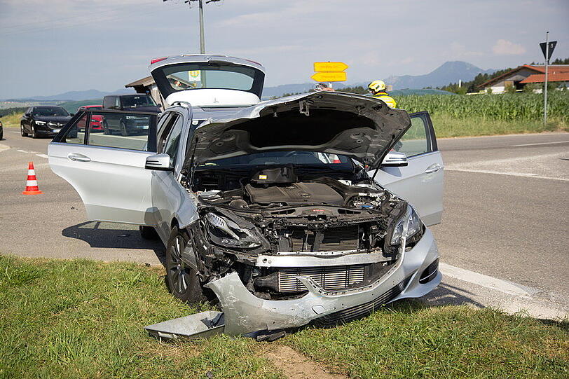 Bei einem Unfall an einer Kreuzung in Weildorf ist am Freitag eine Person schwer verletzt worden. Ein Mercedes-Fahrer hatte einen Skoda übersehen - es kam zum Zusammenstoß.